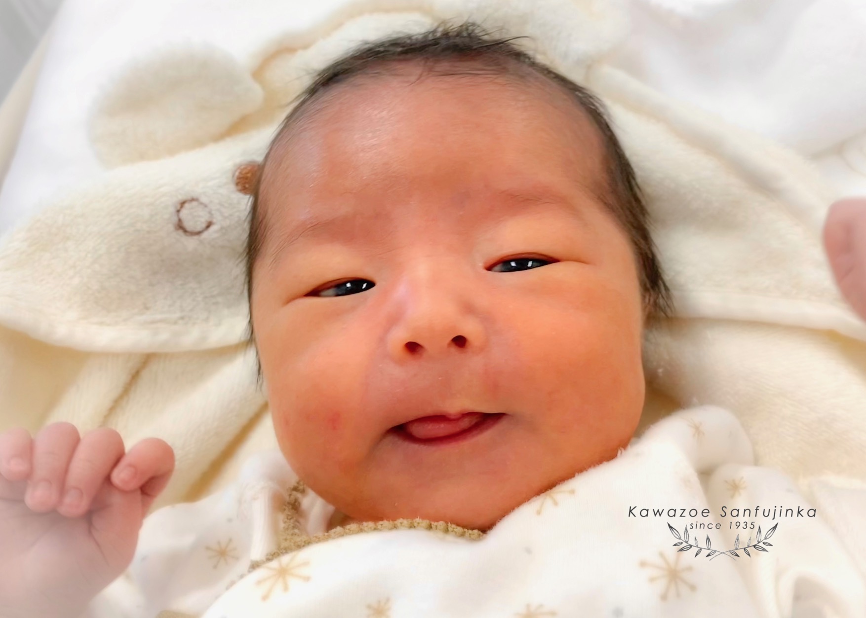 産まれた赤ちゃんを抱っこしながらの家族写真